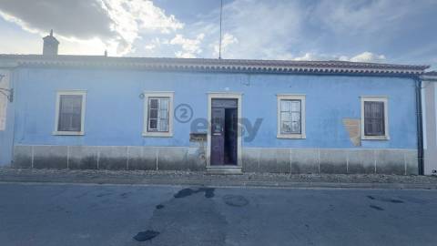 Moradia para remodelar com 8 divisões, 2 anexos e quintal, Castro Verde