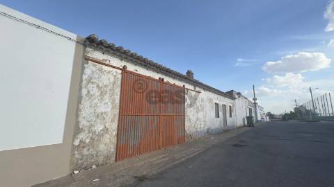 Moradia para remodelar com 8 divisões, 2 anexos e quintal, Castro Verde