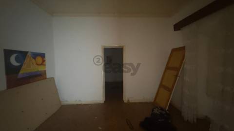 Moradia para remodelar com 8 divisões, 2 anexos e quintal, Castro Verde