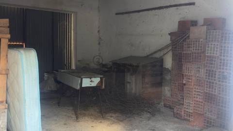 Moradia para remodelar com 8 divisões, 2 anexos e quintal, Castro Verde