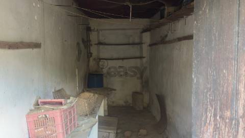 Moradia para remodelar com 8 divisões, 2 anexos e quintal, Castro Verde