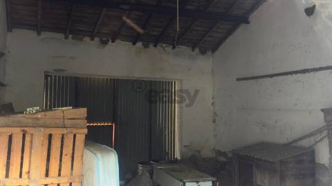 Moradia para remodelar com 8 divisões, 2 anexos e quintal, Castro Verde