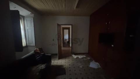 Moradia para remodelar com 8 divisões, 2 anexos e quintal, Castro Verde