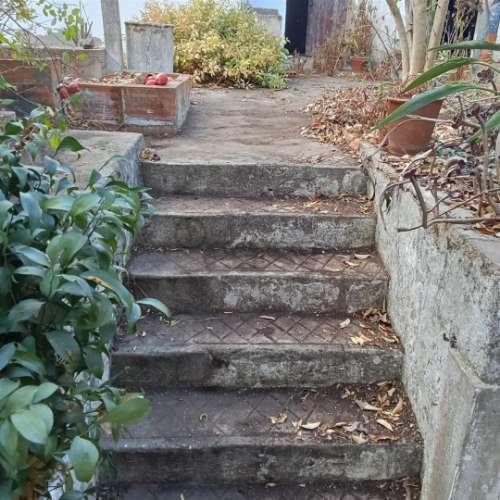 Moradia para remodelar com 8 divisões, 2 anexos e quintal, Castro Verde