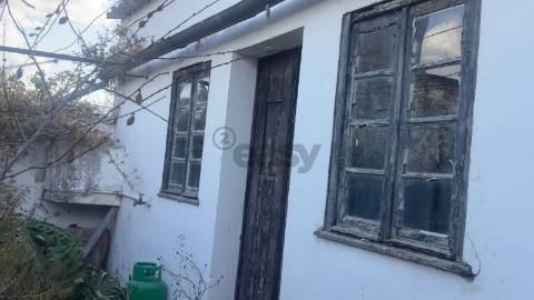 Moradia para remodelar com 8 divisões, 2 anexos e quintal, Castro Verde