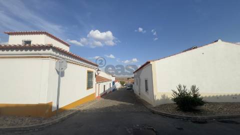 Moradia para remodelar com 8 divisões, 2 anexos e quintal, Castro Verde