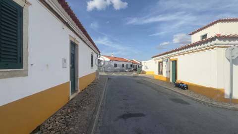 Moradia para remodelar com 8 divisões, 2 anexos e quintal, Castro Verde