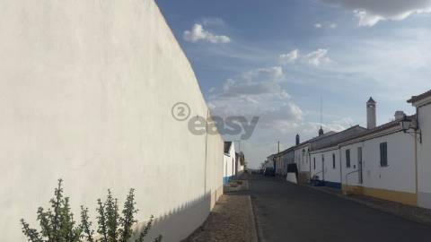 Moradia para remodelar com 8 divisões, 2 anexos e quintal, Castro Verde