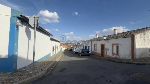 Moradia para remodelar com 8 divisões, 2 anexos e quintal, Castro Verde