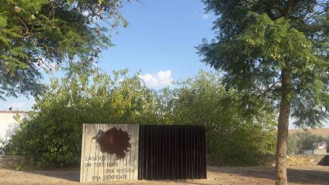 Moradia para remodelar com 8 divisões, 2 anexos e quintal, Castro Verde