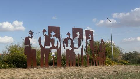 Moradia para remodelar com 8 divisões, 2 anexos e quintal, Castro Verde