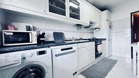 T1+1 Duplex, 2W/C´s, Remodelado com Varanda, Último Piso