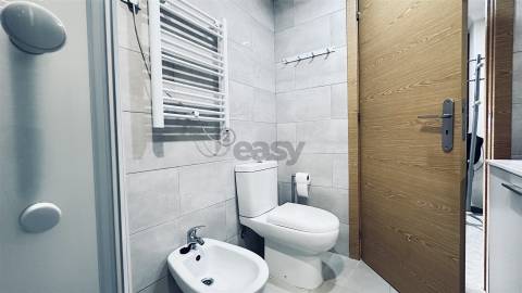 T1+1 Duplex, 2W/C´s, Remodelado com Varanda, Último Piso