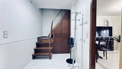 T1+1 Duplex, 2W/C´s, Remodelado com Varanda, Último Piso