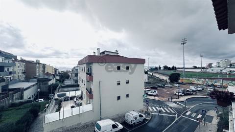 T1+1 Duplex, 2W/C´s, Remodelado com Varanda, Último Piso