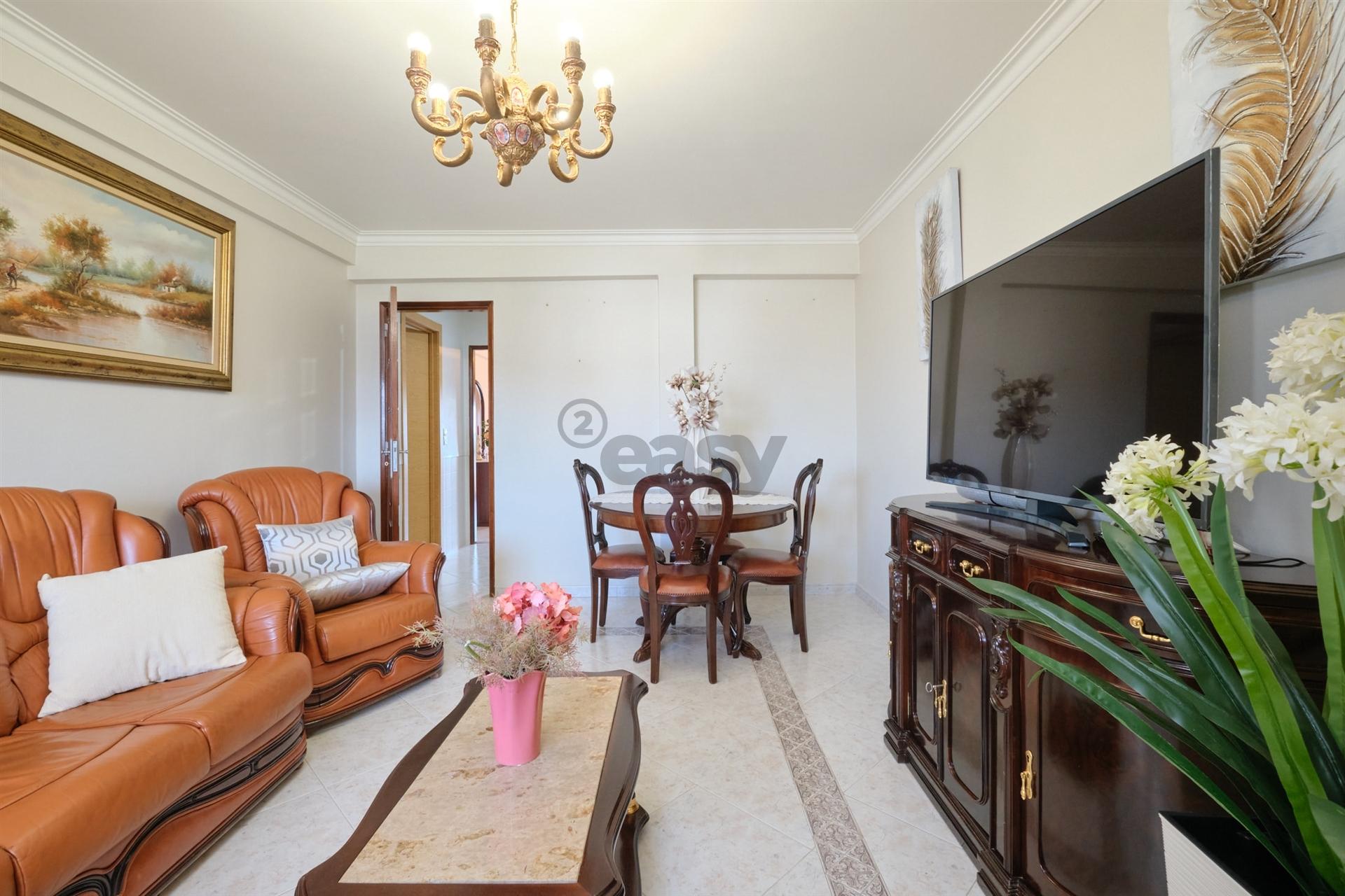 Apartamento T2 (T1+1) Duplex, 2 W/C´s, Remodelado com Varanda, Último Piso