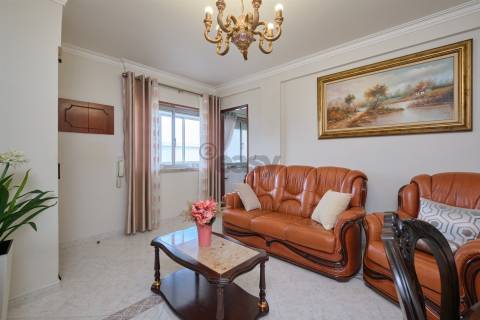 Apartamento T2 (T1+1) Duplex, 2 W/C´s, Remodelado com Varanda, Último Piso