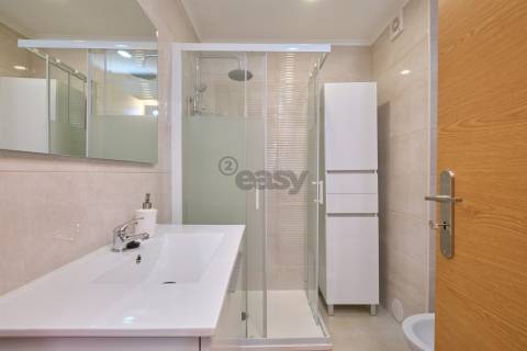 Apartamento T2 (T1+1) Duplex, 2 W/C´s, Remodelado com Varanda, Último Piso