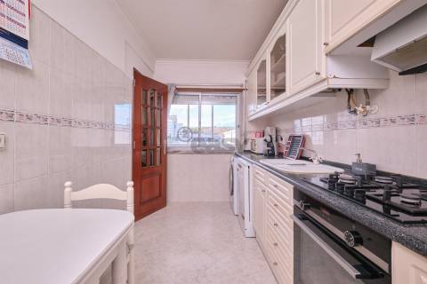 Apartamento T2 (T1+1) Duplex, 2 W/C´s, Remodelado com Varanda, Último Piso