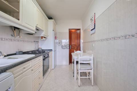 Apartamento T2 (T1+1) Duplex, 2 W/C´s, Remodelado com Varanda, Último Piso