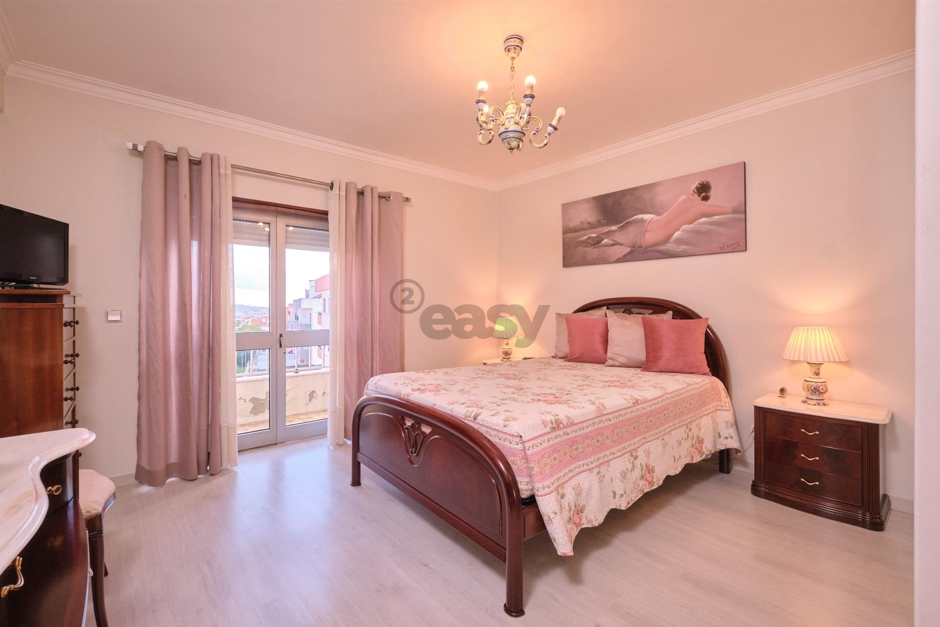 Apartamento T2 (T1+1) Duplex, 2 W/C´s, Remodelado com Varanda, Último Piso