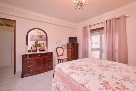 Apartamento T2 (T1+1) Duplex, 2 W/C´s, Remodelado com Varanda, Último Piso