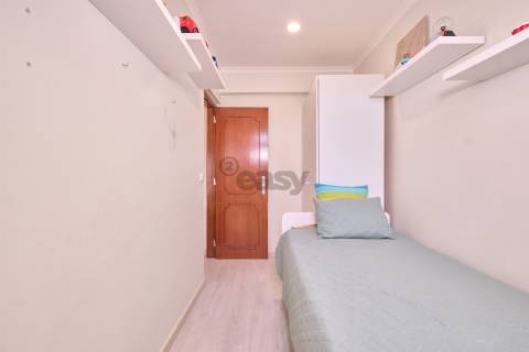 Apartamento T2 (T1+1) Duplex, 2 W/C´s, Remodelado com Varanda, Último Piso