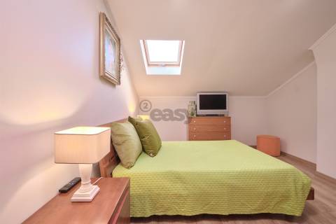 Apartamento T2 (T1+1) Duplex, 2 W/C´s, Remodelado com Varanda, Último Piso