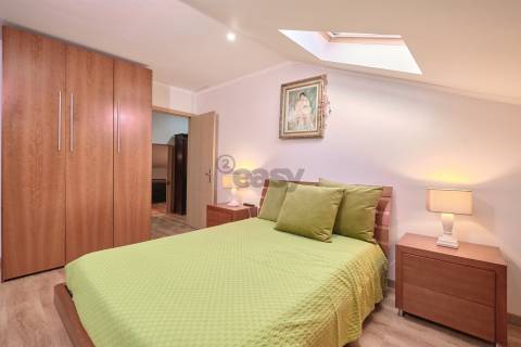 Apartamento T2 (T1+1) Duplex, 2 W/C´s, Remodelado com Varanda, Último Piso