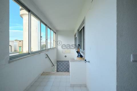 Apartamento T2 (T1+1) Duplex, 2 W/C´s, Remodelado com Varanda, Último Piso