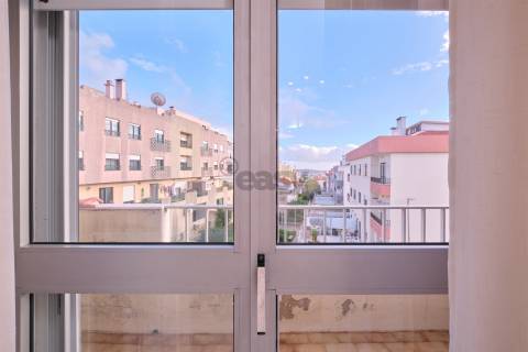 Apartamento T2 (T1+1) Duplex, 2 W/C´s, Remodelado com Varanda, Último Piso