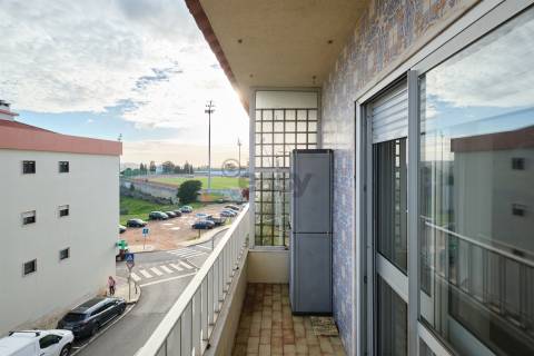 Apartamento T2 (T1+1) Duplex, 2 W/C´s, Remodelado com Varanda, Último Piso