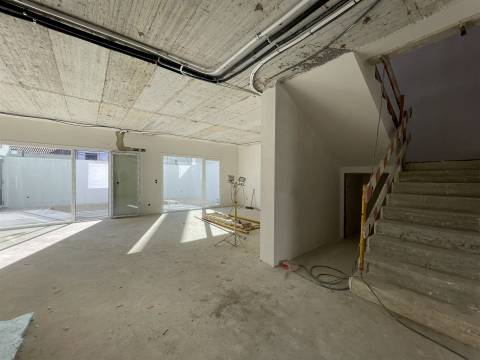 Moradia T4 com piscina em Odivelas