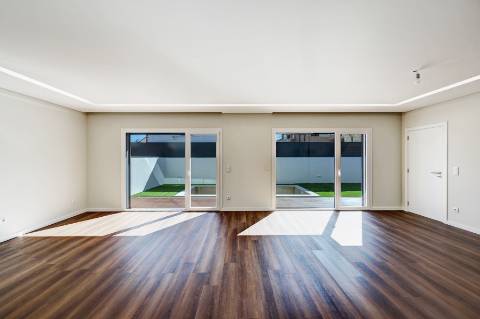 Moradia T4 com piscina em Odivelas