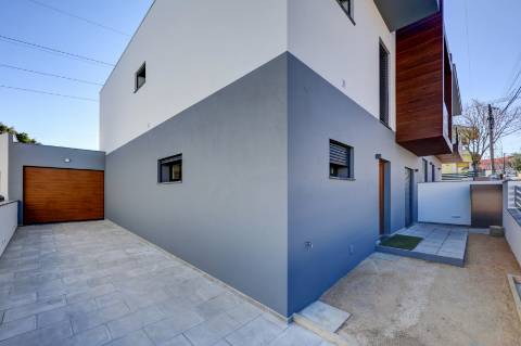 Moradia T4 com piscina em Odivelas