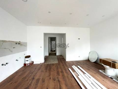 Apartamento t2 com terraço  junto ao metro da Amadora Este