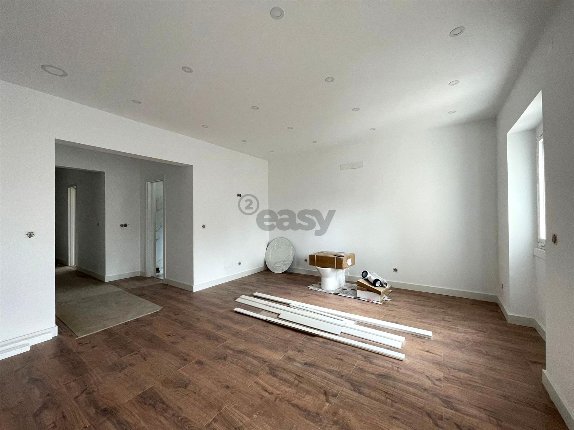 Apartamento t2 com terraço  junto ao metro da Amadora Este