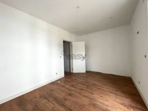 Apartamento t2 com terraço  junto ao metro da Amadora Este