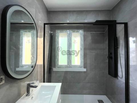 Apartamento t2 com terraço  junto ao metro da Amadora Este