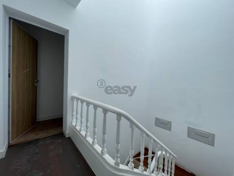 Apartamento t2 com terraço  junto ao metro da Amadora Este