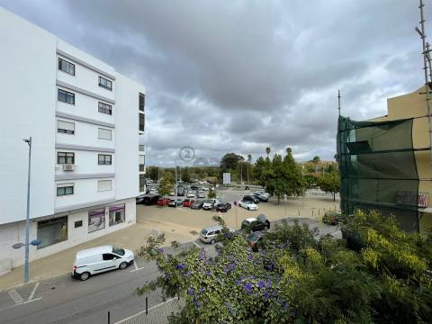 Apartamento t2 com terraço  junto ao metro da Amadora Este