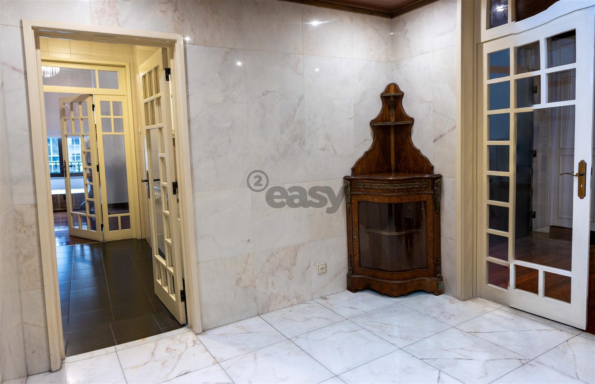 T2 com parqueamento na Rua Braancamp para arrendar