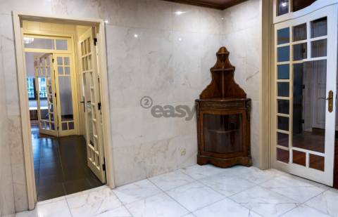 T2 com parqueamento na Rua Braancamp para arrendar