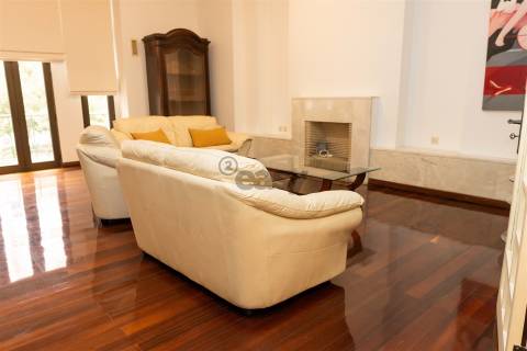 T2 com parqueamento na Rua Braancamp para arrendar