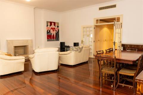 T2 com parqueamento na Rua Braancamp para arrendar