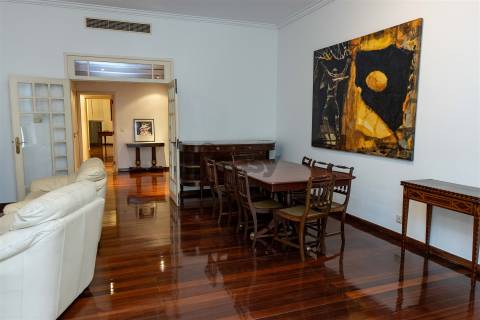 T2 com parqueamento na Rua Braancamp para arrendar