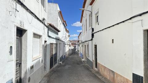 Moradia T2 com projeto de transformação em T3, centro histórico