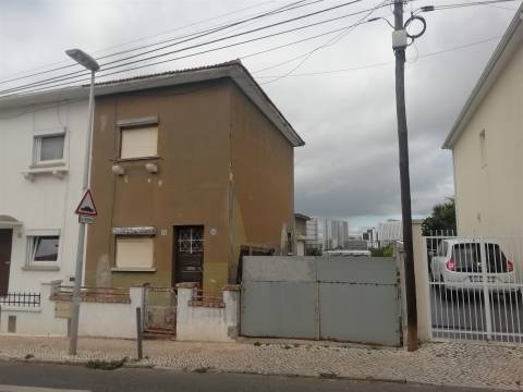Moradia em Campolide para obras