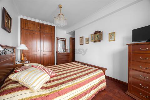 Apartamento T3 com 2 wc grande arrecadação e garagem Box (fração autónoma)