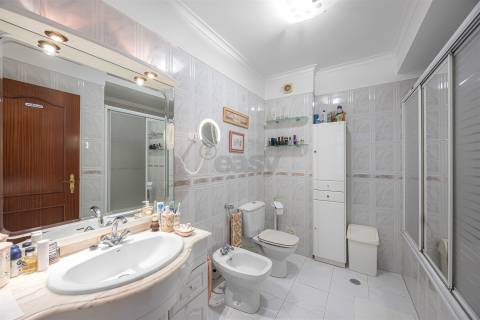 Apartamento T3 com 2 wc grande arrecadação e garagem Box (fração autónoma)